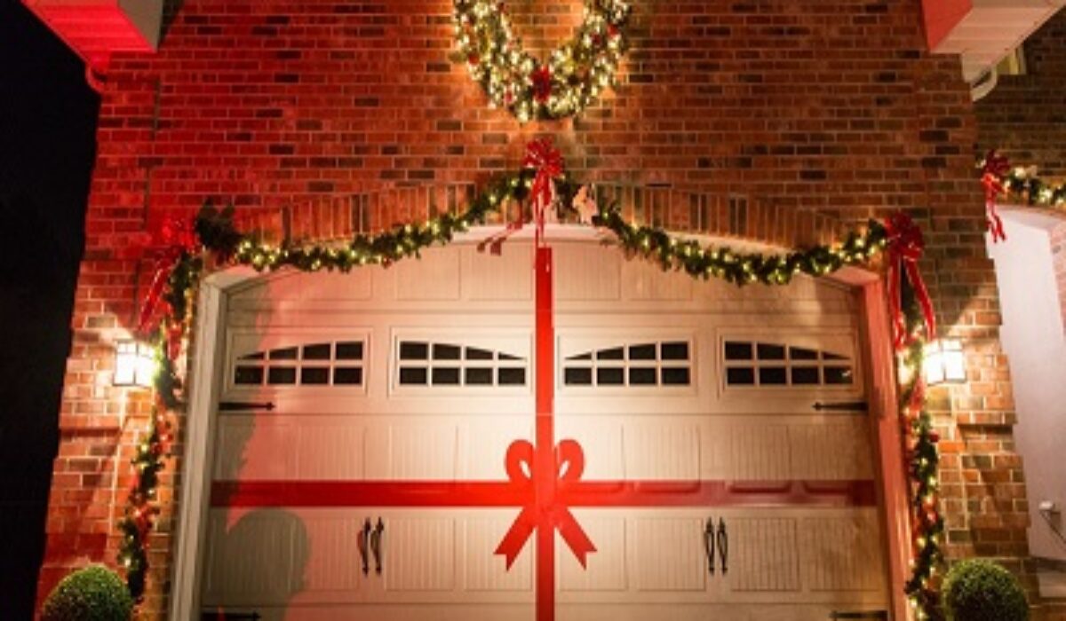 7 Awesome Tips to Decorate Your Garage Door for Christmas  Kravelv