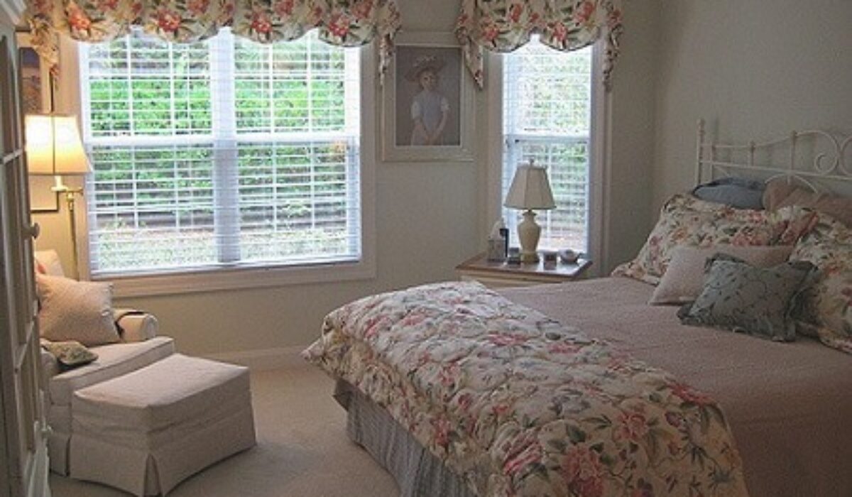 Bring back the charm of our grandparents' cozy bedrooms with these accessories Kravelv