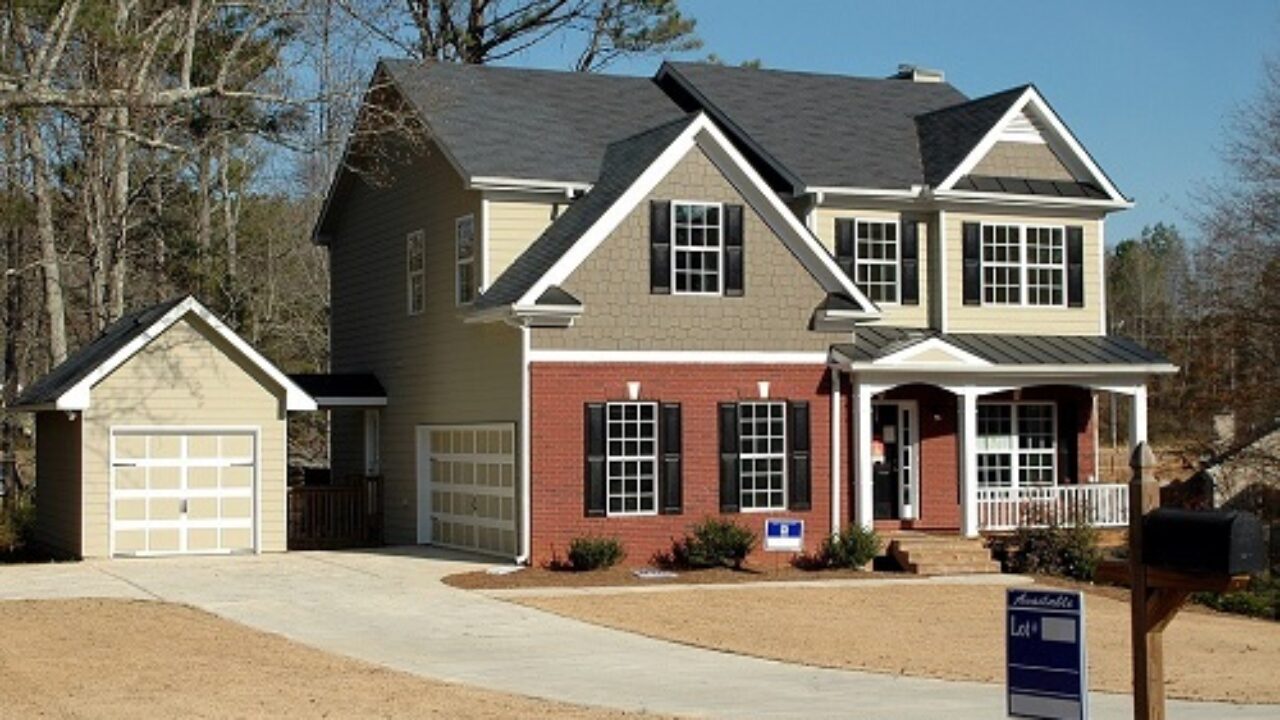 should i buy a house at auction