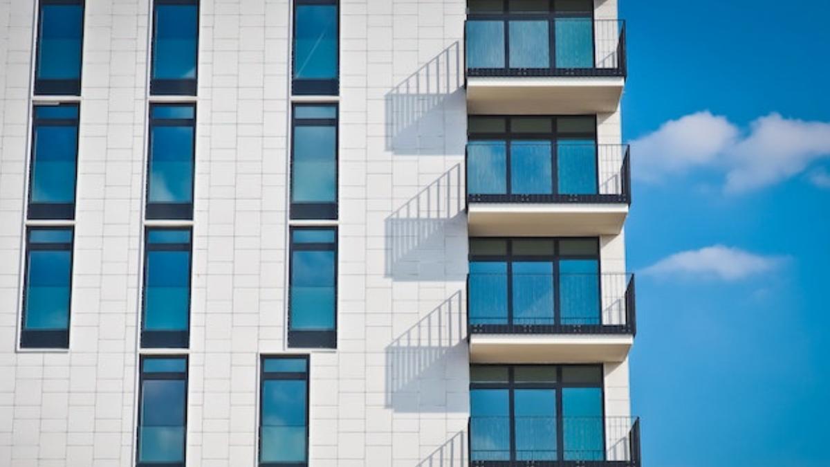 view of an apartment building