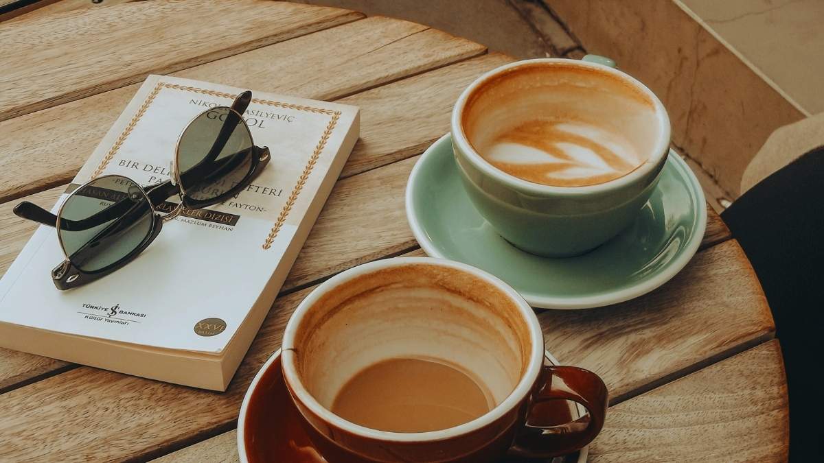 two coffee cups in a coffee table.